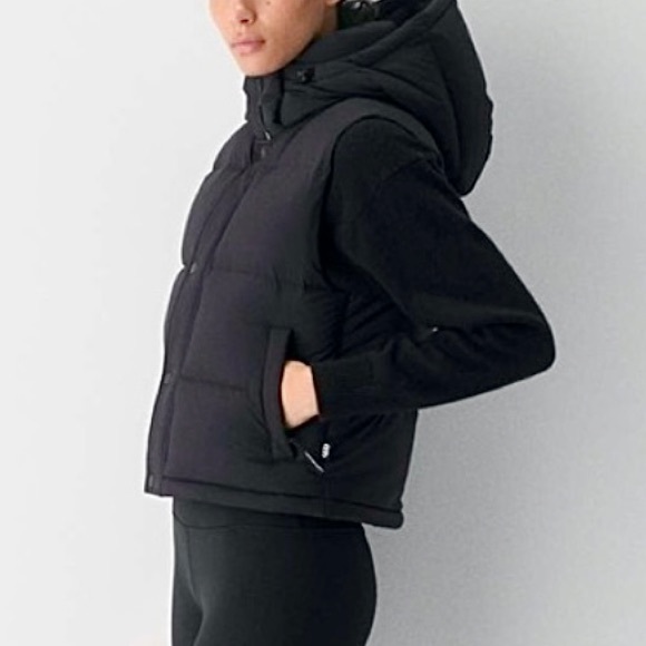 Aritzia Super Puff Shorty Vest in black LG - Picture 3 of 16